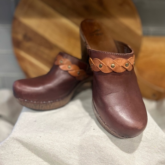 DANSKO  Rach Leather Clog Brown with braided trim. Very comfortable! - Picture 10 of 14